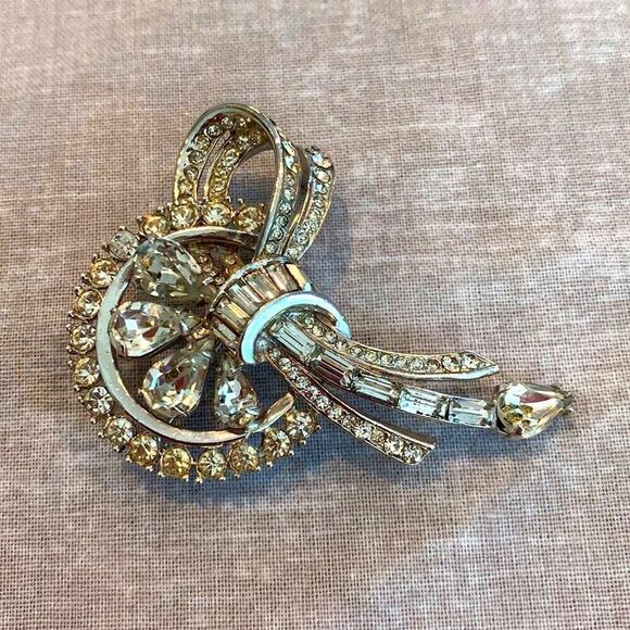 Kramer of New York Clear Crystal bow pin - Picture 3 of 5